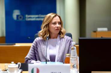Meloni spalle al muro: il centro la combatte, la destra la isola in Europa