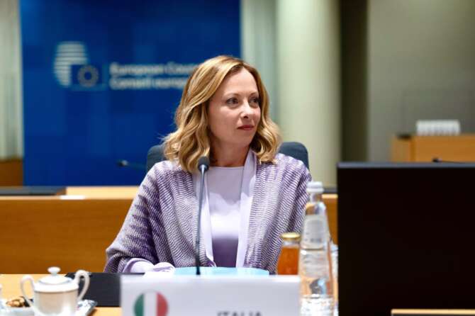 Meloni spalle al muro: il centro la combatte, la destra la isola in Europa