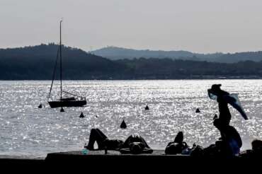 Foto Spada/LaPresse 30 Ottobre 2022 – ( Moniga del Garda ) , Italia – cronaca – Turisti in spiaggia al lago di Garda per il week-end Nella foto: i turisti nella spiaggia di Moniga del Garda