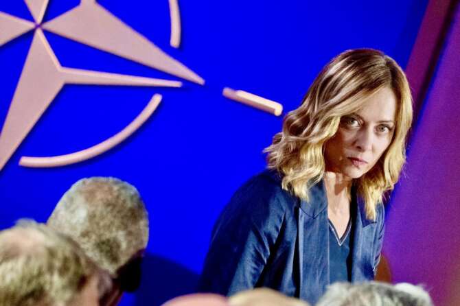Meloni ai margini dell’Europa vacilla tra alleati che la incalzano e la minaccia dei referendum