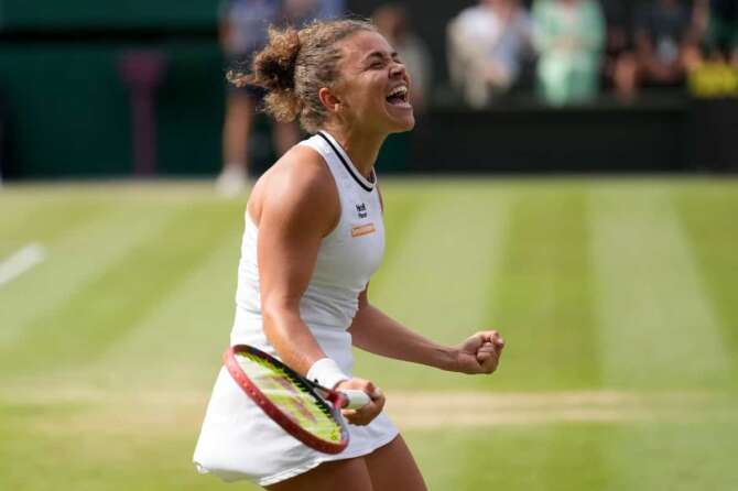 Jasmine Paolini of Italy celebrates after defeating Donna Vekic of Croatia in their semifinal match at the Wimbledon tennis championships in London, Thursday, July 11, 2024. (AP Photo/Mosa’ab Elshamy) Associated Press / LaPresse Only italy and Spain