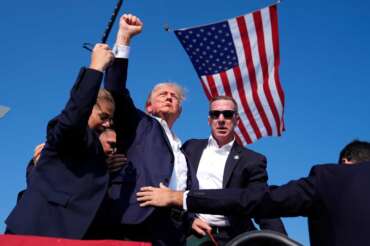 Republican presidential candidate former President Donald Trump is surrounded by U.S. Secret Service agents at a campaign rally, Saturday, July 13, 2024, in Butler, Pa. (AP Photo/Evan Vucci) Associated Press / LaPresse Only italy and Spain
