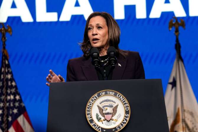 Presidenziali Usa, i sondaggi premiano Kamala Harris (rispetto a Biden) che lancia la campagna sulle note di Beyoncé