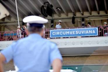 FOTO DI REPERTORIO Foto LaPresse – Alessandro Pone 04 Agosto, Napoli (Italia) Cronaca Al via il piano Spiagge sicure 2018 in 54 comuni. Al via i controlli a Sorrento della Polizia Municipale contro l’abusivismo. In foto la polizia municipale alla stazione della circumvesuviana per evitare che gli ambulanti arrivano sulle spiagge. Photo Lapresse Alessandro Pone 04 August, Napoli news Launch of the 2018 safe beaches plan in 54 municipalities. At the start the controls in Sorrento of the Municipal Police against illegal. In the photo the municipal police at the circumvesuviana station to avoid that the hawkers arrive on the beaches.