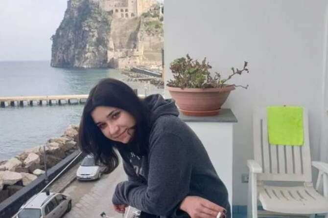 Ischia, donna morta dopo ore di agonia in una scarpata: fermato il compagno, ignorate le sue richieste di aiuto