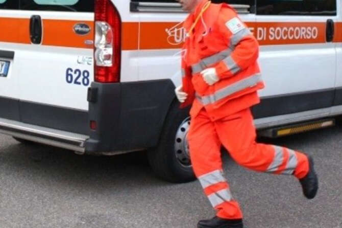 Papà va al lavoro, parcheggia e dimentica la figlia di un anno in auto: la bimba ha perso la vita