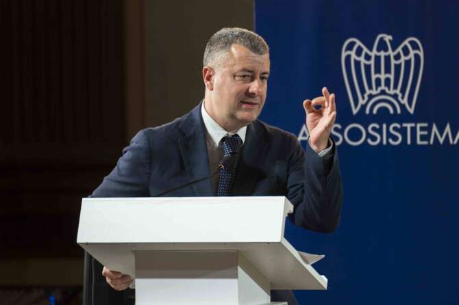 Intervista ad Arturo Scotto: “Macron ha sdoganato la destra, sinistra unica alternativa a Le Pen”