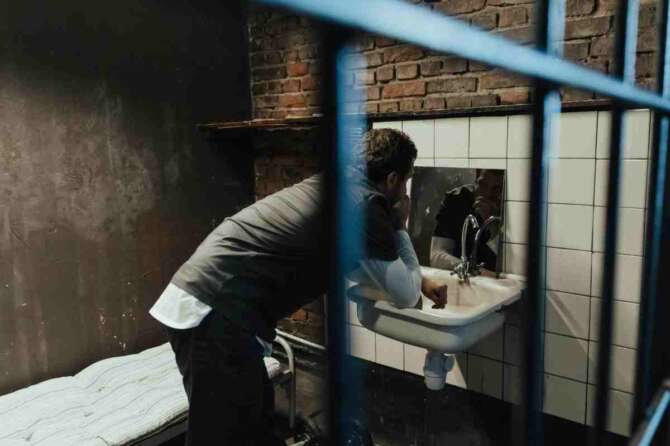 Continua la strage degli ultimi, due detenuti suicidati e un 19enne morto in un Cpr: tre vittime in 48 ore