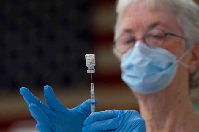 Covid, cos’è la variante Kp3. L’incubazione e quali sono i sintomi: come riconoscerli durante il picco estivo. Quanto dura e come si cura