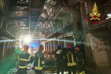 Perché c’è stato il crollo nella Vela Celeste di Scampia, l’ipotesi di un cedimento strutturale: le foto dei Vigili del Fuoco
