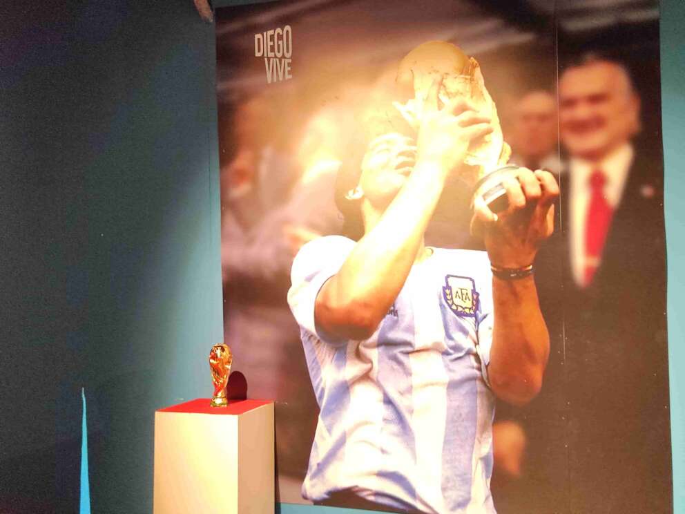 ‘Diego vive’, il paradosso della mostra a Napoli su Maradona senza maglie azzurre: foto e video
