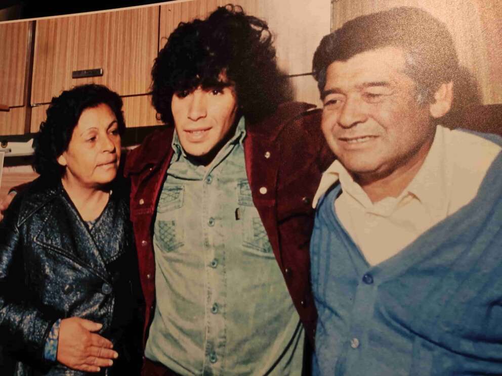‘Diego vive’, il paradosso della mostra a Napoli su Maradona senza maglie azzurre: foto e video