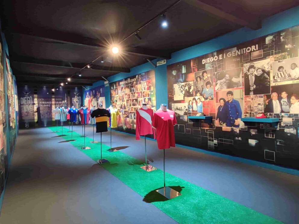 ‘Diego vive’, il paradosso della mostra a Napoli su Maradona senza maglie azzurre: foto e video