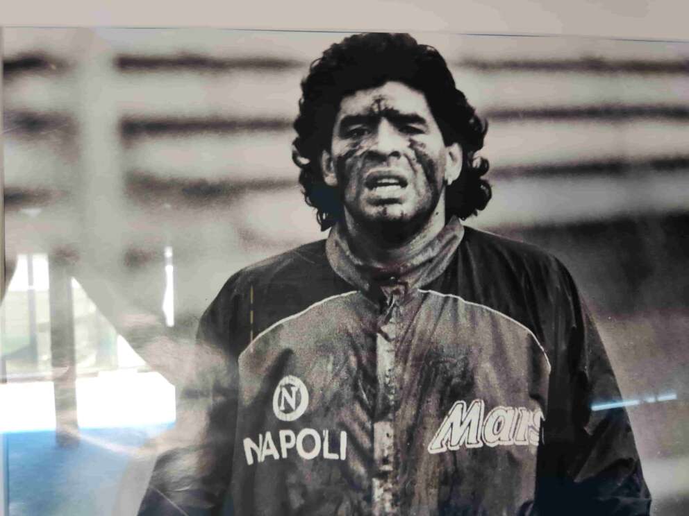 ‘Diego vive’, il paradosso della mostra a Napoli su Maradona senza maglie azzurre: foto e video