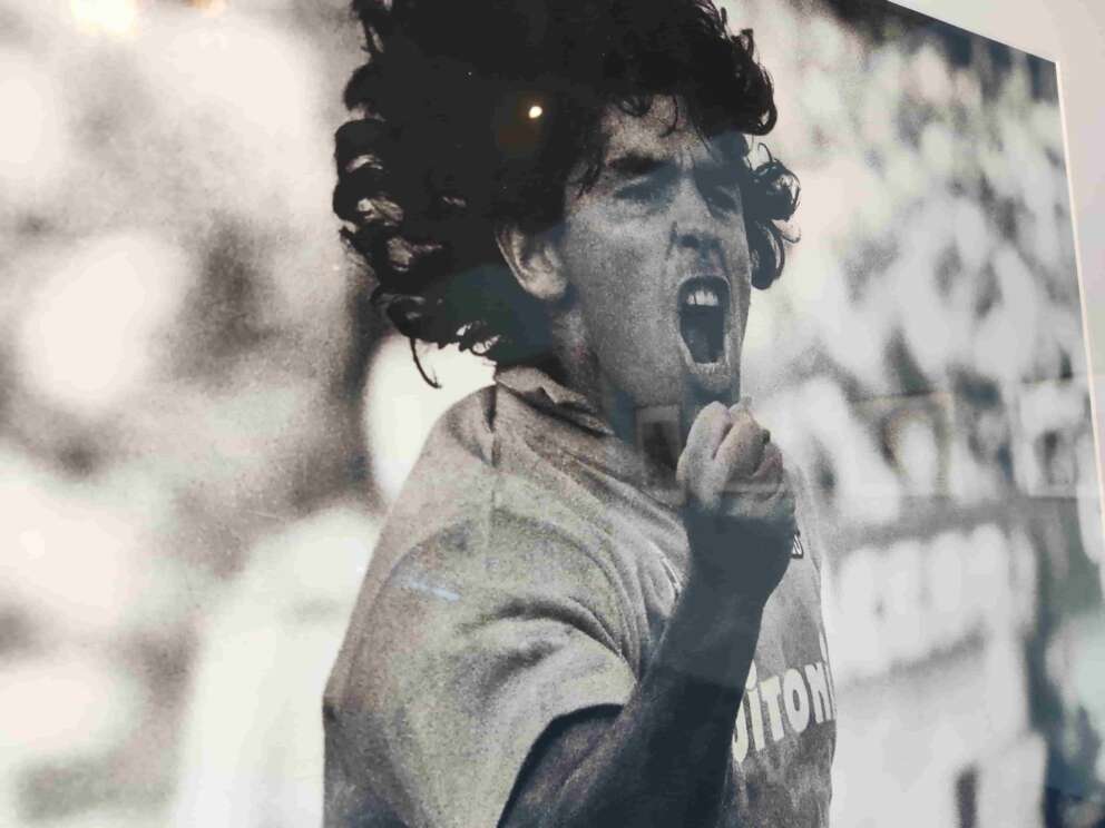 ‘Diego vive’, il paradosso della mostra a Napoli su Maradona senza maglie azzurre: foto e video