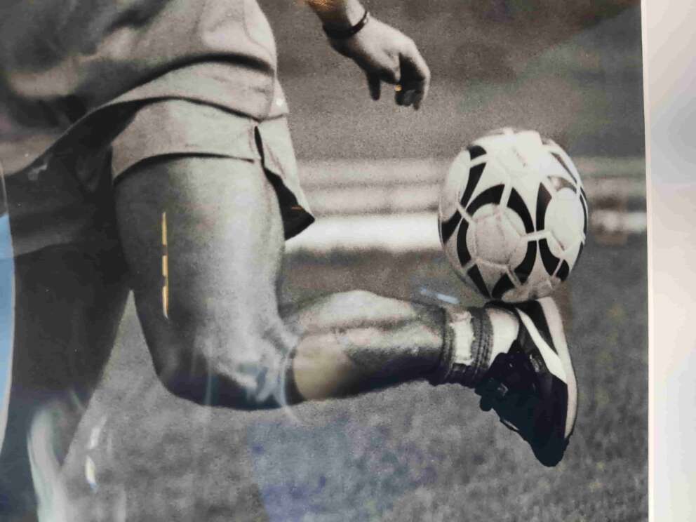 ‘Diego vive’, il paradosso della mostra a Napoli su Maradona senza maglie azzurre: foto e video