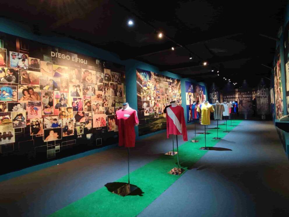 ‘Diego vive’, il paradosso della mostra a Napoli su Maradona senza maglie azzurre: foto e video