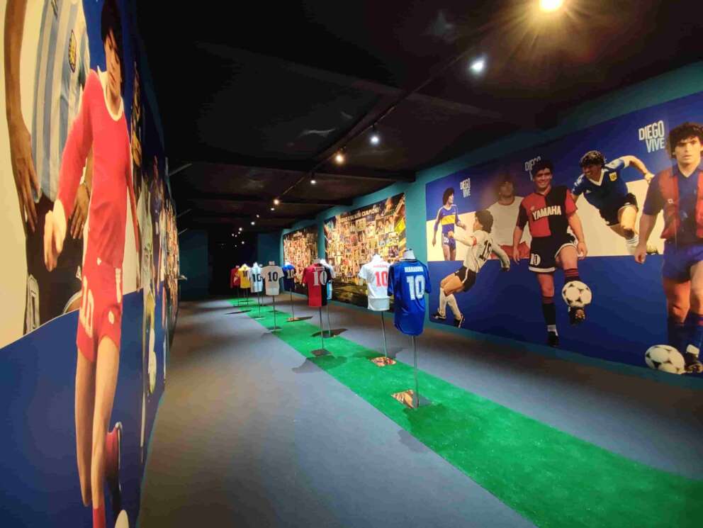 ‘Diego vive’, il paradosso della mostra a Napoli su Maradona senza maglie azzurre: foto e video