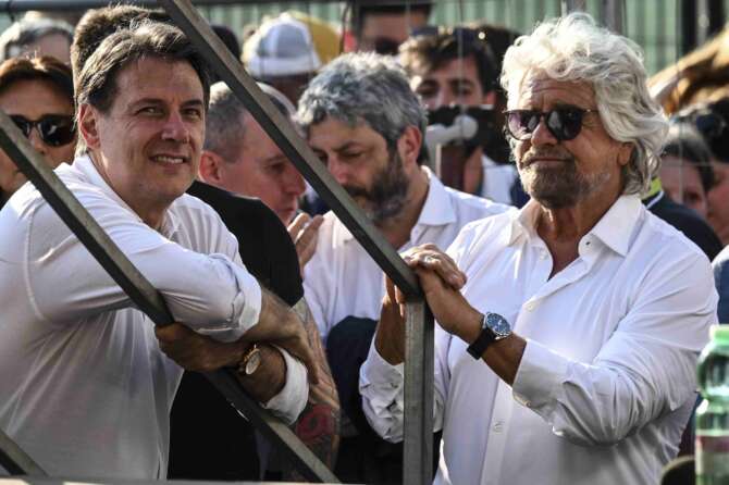 Volano i Vaffa tra Grillo e Conte: il Movimento 5 Stelle alla sfida finale
