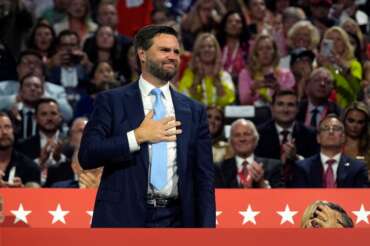 Chi è JD Vance, candidato vicepresidente di Trump: l’ex marine da critico a sostenitore di Donald, il successo con un libro