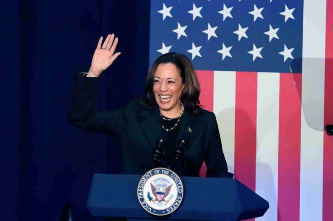 Kamala Harris: chi è la vice di Joe Biden pronta a sfidare e battere Donald Trump ‘Il Deportatore’