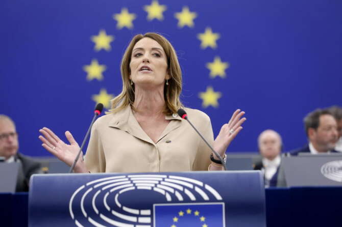 Roberta Metsola riconfermata presidente del Parlamento Ue: nel discorso cita De Gasperi, Falcone e Borsellino