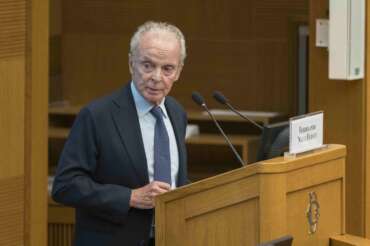Intervista a Ferdinando Nelli Feroci: “Meloni al bivio europeo: leader di FdI o dell’Italia”