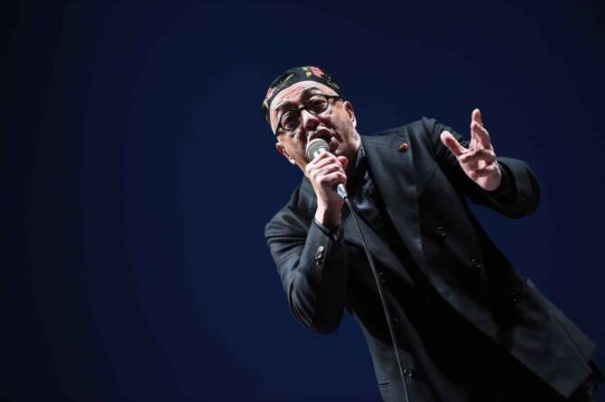 Gli 80 anni di Peppe Barra, auguri di buon compleanno all’artista napoletano: l’omaggio della sua città.