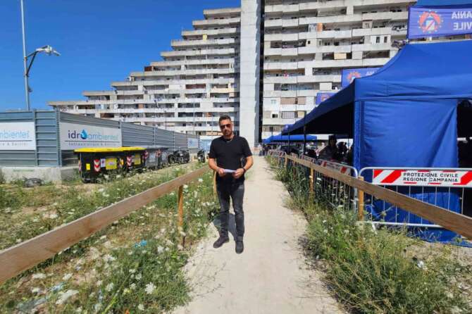 Scampia, l’urlo delle associazioni dopo il crollo nella Vela Celeste: “Tragedia annunciata, deve muoversi il governo: abbiamo scavato tra le macerie”