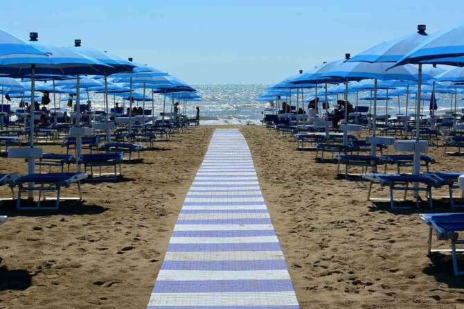 Cosa si può fare in spiaggia e sul bagnasciuga: le regole e i divieti