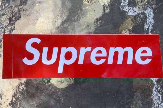 Supreme passa a EssilorLuxottica, la famiglia Del Vecchio acquista il marchio di abbigliamento per 1,5 miliardi