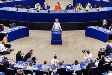 Von der Leyen, il discorso per accontentare destra e sinistra: difende il Green Deal e conferma la “guerra” ai migranti