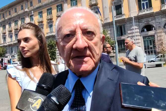 De Luca contro il governo Meloni: “Non si può dialogare con chi ti sta rapinando”