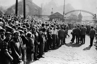 Agosto 1956 Charleroy Archivio Storico Nella foto: Incidenti Minerari Belgio Marcinelle, le famiglie e la folla dei minatori davanti ai cancelli del tragico pozzo