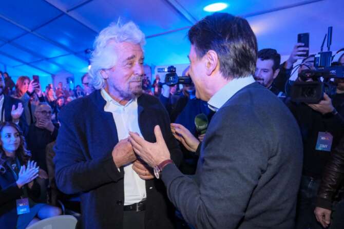 Perché Grillo e Conte sono in guerra, la sfida sul futuro del Movimento 5 Stelle: fondatore e leader “se le suonano”