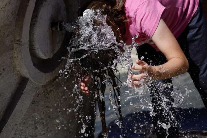 Caldo, turisti si rinfrescano alla fontana della Barcaccia Roma , Italia —Sabato 27 luglio 2024 – Cronaca – (foto di Cecilia Fabiano/LaPresse) Hot Wave , tourists fighting high temperature at Spanish Steps Rome , Italy – Thursday , Saturday 27, July 2024 – News – (photo by Cecilia Fabiano/LaPresse)