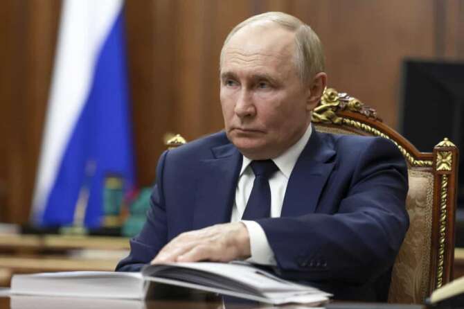 Russian President Vladimir Putin listens to Rostec State Corporation CEO Sergei Chemezov during their meeting at the Kremlin in Moscow, Russia, Tuesday, July 30, 2024. (Gavriil Grigorov, Sputnik, Kremlin Pool Photo via AP) Associated Press/LaPresse