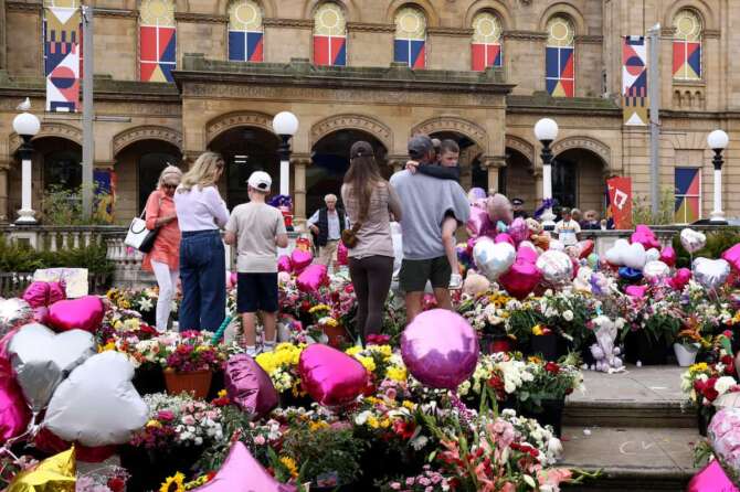 People look at the floral tribute at the Atkinson arts centre in Southport, England, Monday, Aug. 5, 2024 after three young girls were killed in a knife attack at a Taylor Swift-themed holiday club last week. Violence and unrest erupted in cities and towns across Britain, ostensibly in protest of last week’s stabbing. (AP Photo/Darren Staples) Associated Press / LaPresse Only italy and Spain