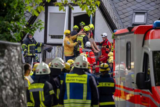 A person is rescued from the partially collapsed hotel in Kroev, Germany Wednesday, Aug. 7, 2024. (Harald Tittel/dpa via AP) Associated Press / LaPresse Only italy and Spain