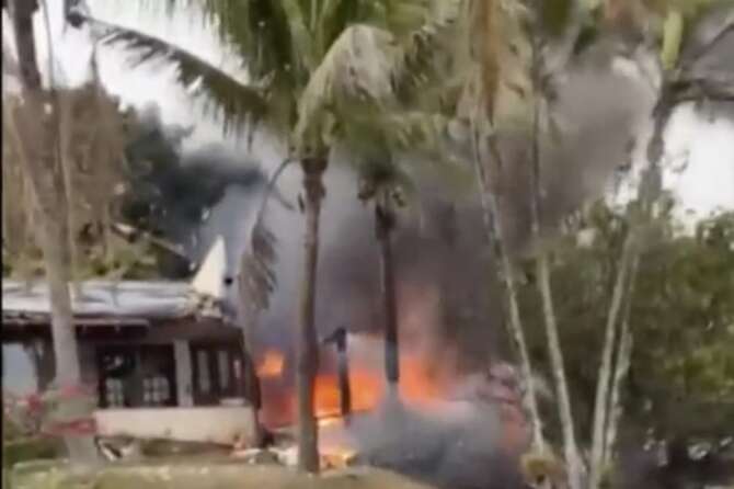 This frame grab from video shows fire coming from a plane that crashed by a home in Vinhedo, Sao Paulo state, Brazil, Friday, Aug. 9, 2024. (Felipe Magalhaes Filho via AP) Associated Press/LaPresse