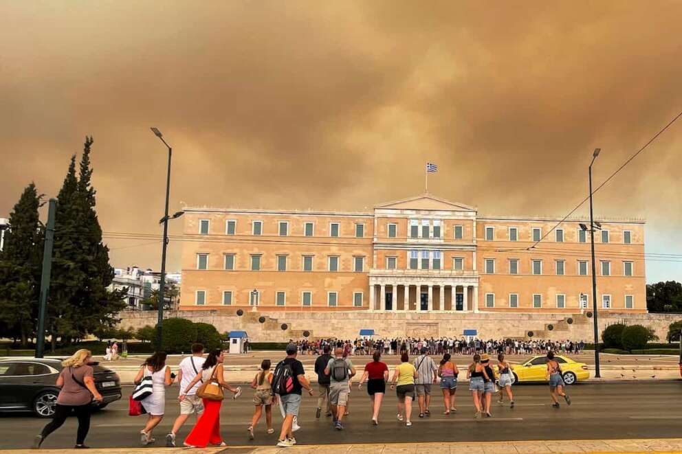 Smoke from wildfires is seen above the Greek parliament building in central Athens, Sunday, Aug. 11, 2024, after a blaze northeast of the capital forced evacuations in the area. (AP Photo/Derek Gatopoulos) Associated Press / LaPresse Only italy and Spain