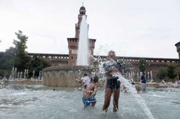 P.za Duomo, Via Dante, Castello sforzesco. Turisti visitano la città malgrado il clado e le temperature elevate. – Cronaca – Milano, Italia – Mercoledì 14 agosto 2024 (Foto Alessandro Cimma/Lapresse) P.za Duomo, Via Dante, Castello sforzesco. Tourists visit the city despite the clado and high temperatures. – News – Milan, Italy – Wednesday, August 14, 2024 (Photo Alessandro Cimma/Lapresse)