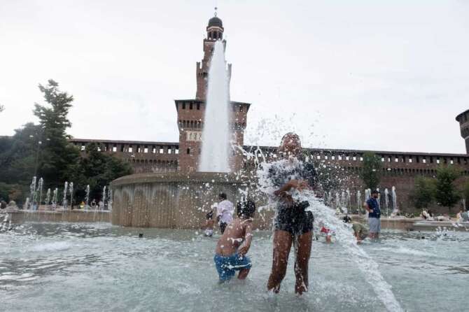 P.za Duomo, Via Dante, Castello sforzesco. Turisti visitano la città malgrado il clado e le temperature elevate. – Cronaca – Milano, Italia – Mercoledì 14 agosto 2024 (Foto Alessandro Cimma/Lapresse) P.za Duomo, Via Dante, Castello sforzesco. Tourists visit the city despite the clado and high temperatures. – News – Milan, Italy – Wednesday, August 14, 2024 (Photo Alessandro Cimma/Lapresse)