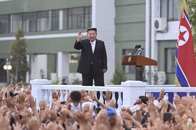 In this photo taken provided by the North Korean government, North Korean leader Kim Jong Un waves to the displaced residents from the flood-hit areas, on their arrival a hotel in Pyongyang, North Korea on Aug. 15, 2024. Independent journalists were not given access to cover the event depicted in this image distributed by the North Korean government. The content of this image is as provided and cannot be independently verified. (Korean Central News Agency/Korea News Service via AP) Associated Press/LaPresse
