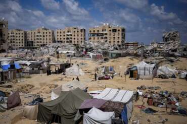 Palestinians displaced by the Israeli air and ground offensive on the Gaza Strip flee from Hamad City, following an evacuation order by the Israeli army to leave parts of the southern area of Khan Younis, Sunday, Aug. 11, 2024. (AP Photo/Abdel Kareem Hana) Associated Press/LaPresse