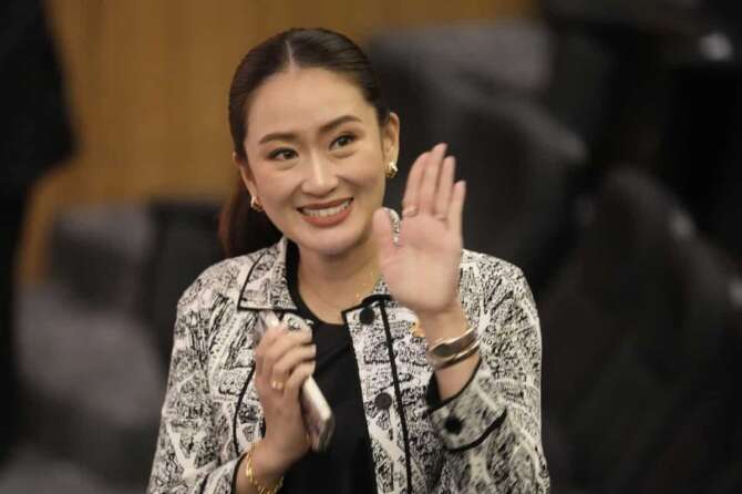 FILE – Leader of Pheu Thai Party, Paetongtarn Shinawatra, daughter of Thailand’s former Prime Minister Thaksin Shinawatra, waves before a press conference in Bangkok, Thailand, Thursday, Aug. 15, 2024. (AP Photo/Sakchai Lalit, File) Associated Press/LaPresse