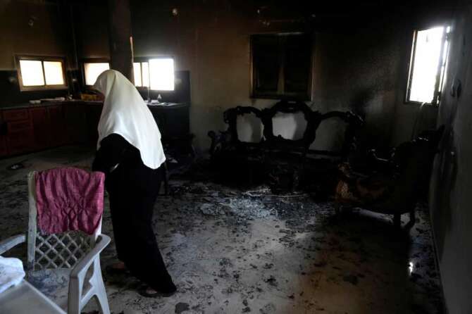 A Palestinian woman stands in her home the morning after it was torched in a rampage by Israeli settlers in the West Bank village of Jit, Friday, Aug. 16, 2024. (AP Photo/Nasser Nasser) Associated Press / LaPresse Only Italy and Spain