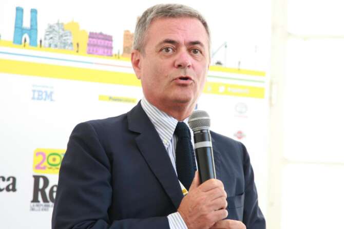 Foto LaPresse – Arata / Palli 
04-06-2015 Genova (Italia) 
Cronaca 
Il neo Presidende della Regione Liguria Giovanni Toti partecipa all incontro inaugurale del Festival di La Repubblica delle Idee. 
Nella foto: Ezio Mauro

Photo LaPresse – Arata / Palli  
June 04, 2015 Genoa (Italy) 
News 
The new president of the Liguria region Giovanni Toti
takes part in the Festival La Repubblica delle Idee. 
In the pic: Ezio Mauro