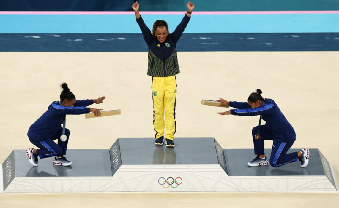 Rebeca Andrade, chi è la ginnasta brasiliana omaggiata sul podio da Simone Biles e Jordan Chiles: le atlete Usa in ginocchio per lei
