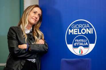 Vittimismo meloniano, Giorgia e Arianna vedono complotti di stampa e procure per il ruolo della “sorella d’Italia”